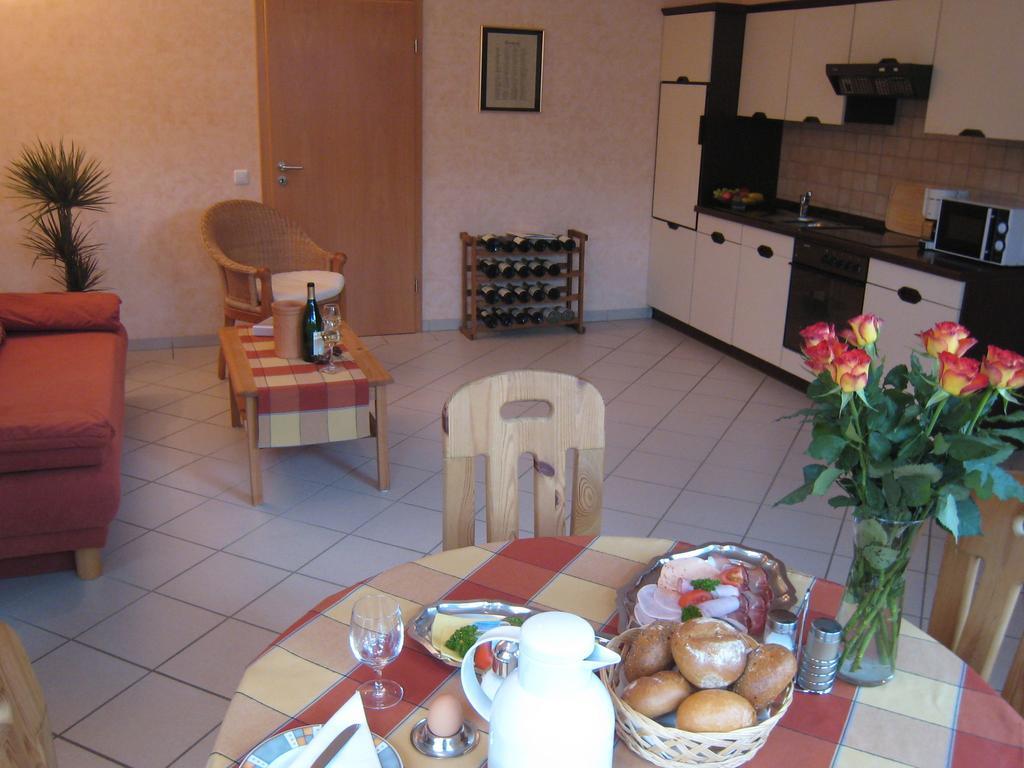 Sch ne Wohnung in der Moselregion Kinheim Exterior foto